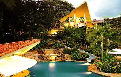 Si Como No Resort and Spa sits atop the jungle lined hillside of Manuel Antonio overlooking the gorgeous Pacific coast.