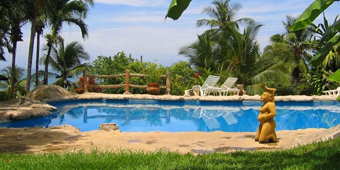 Hotel Los Mangos is located in Playa Montezuma. Hotel amenities include pool, jacuzzi, waterfall, gym, yoga, massage, private parking, and internet service in the reception area.