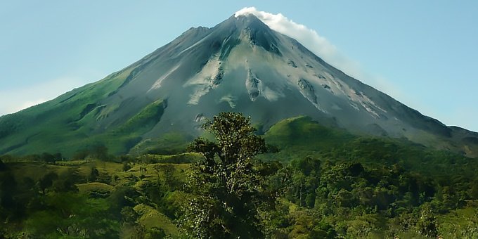 The weather in La Fortuna is affected by both the Caribbean and Pacific.