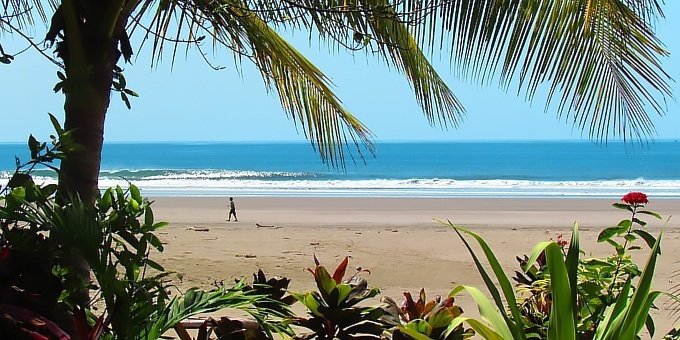 Playa Hermosa temperatures remain the same nearly year round with average day time highs in the upper 80s to low 90s and night time lows in the upper 70s.