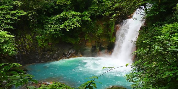 With spectacular turquoise blue waters and matching morpho butterflies fluttering around, natural hot springs and jungle trails that lead to one of Central America’s most stunning waterfalls, Rio Celeste (meaning Light Blue River in Spanish) is one of Costa Rica’s best kept secrets.