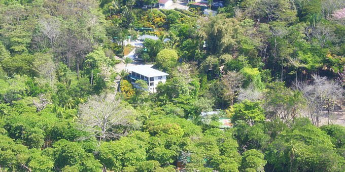 Beachfront and budget-friendly rarely combine in Costa Rica, but that is exactly what you will find at the Hotel Arboleda in Manuel Antonio. This beachfront hotel is an affordable option for anybody visiting the area on a tight budget. Amenities of Hotel Arboleda include a swimming pool, beachfront access, and a restaurant and bar. The hotel also offers internet access in some areas.