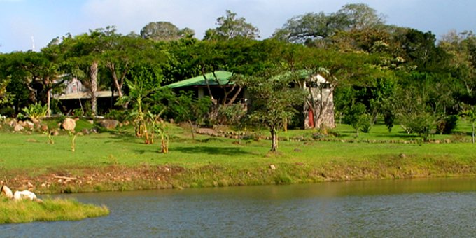 Hotel Rincon de la Vieja is an eco-lodge located near Rincon de la Vieja National Park.  Lodge amenities include restaurant, bar, swimming pool, TV area and internet.