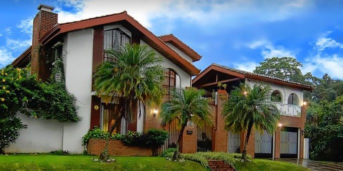 Cariari Bed and Breakfast is a traditional Spanish style home and bed and breakfast located in Cariari. Hotel amenities include laundry service, massage service, meeting place, Wi-Fi,  outdoor patio, oasis, roof-deck for yoga or meditation.