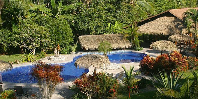 Suizo Loco is comfortable lodge located in the Playa Negra section of Cahuita. Hotel amenities include swimming pool, whirlpool, restaurant, bar, laundry service, and internet access.