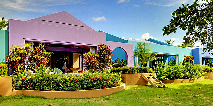Alma del Pacifico Beach Hotel and Spa is a beach front boutique style hotel located on Playa Esterillos Este. Hotel amenities include swimming pool, Jacuzzi, restaurant, bar, spa, conference room, small store, and WiFi internet throughout the property.