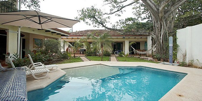 Playa Grande Park Hotel is an affordable Spanish style boutique hotel located in Playa Grande.  Hotel amenities include swimming pool, restaurant and private parking.