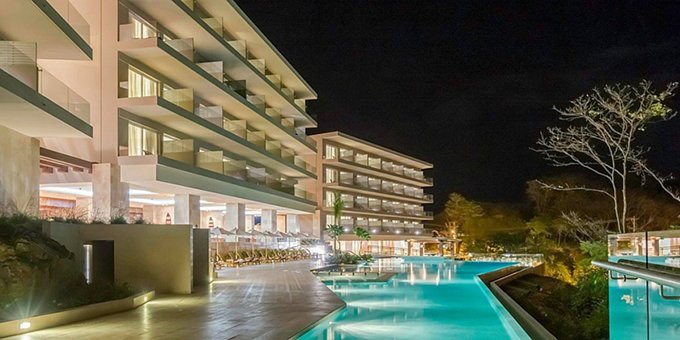 Set on a hillside overlooking Tamarindo Bay and the Pacific Ocean, the <strong>Wyndham Tamarindo</strong> offers guests a stylish and modern boutique hotel. The views from the hotel are spectacular, especially as the sun sets over the Pacific. The Wyndham Tamarindo is also one of the newest hotels in town so you can expect more modern amenities and a fresh approach. Hotel amenities include sweeping ocean views, access to Langosta Beach Club, free scheduled shuttles to town and the beach club, buffet breakfast, restaurant and bar, swimming pool and pool bar, fitness room, solarium, spa and wellness center, and free WiFi.