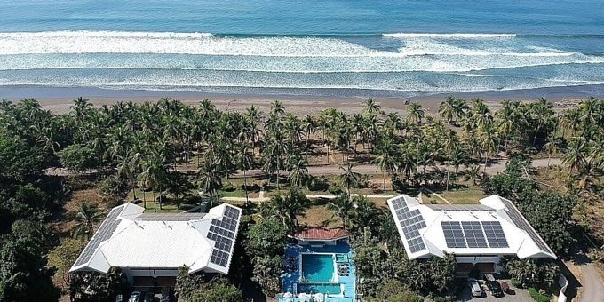 The Cocomar Beachfront Hotel offers the convenience of seaside lodging on the gorgeous Playa Palo Seco. This beach is one of Costa Rica's best-kept secrets and undoubtedly among the most picturesque locations in the country. Cocomar is the ideal place to stay and enjoy this tropical paradise. Hotel amenities include a restaurant and poolside bar, swimming pool and lounge area, tropical gardens, parking, beach chairs, and free WiFi.