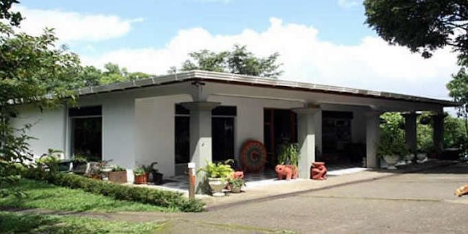 Valle Campanas Cabins is a small and cozy ego-lodge located near the Monteverde Cloud Forest Reserve. Amenities include fully equipped kitchens, two story cabins, privacy, lush vegetation and gardens and just minutes away from Santa Elena down town.