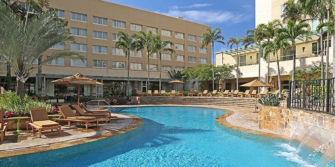 Hotel Real Intercontinental is a luxury hotel located in Escazu.  Hotel amenities include restaurant, bar, swimming pool, spa, fitness center, concierge service, business center, tennis court, and internet.
