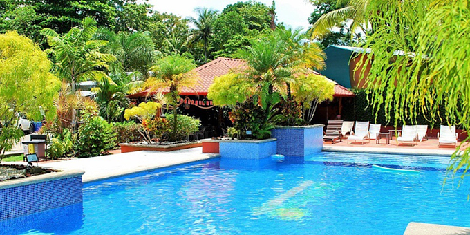 The budget-friendly Hotel Diuwak is located in the Dominical town center.  Hotel amenities include swimming pool, jacuzzi, restaurant, bar, and internet.