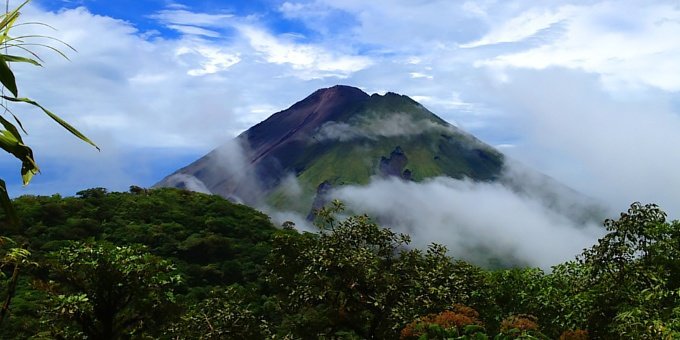 Best known as the epicenter of rainforest adventures, La Fortuna and the surrounding Arenal Volcano creates a hot springs paradise within a lush tropical jungle.