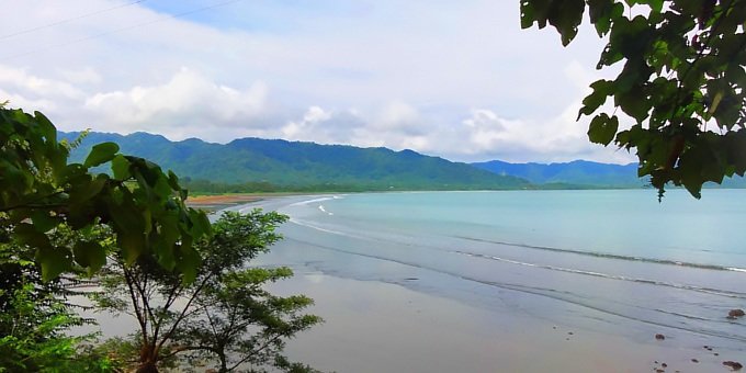 Go off the beaten path and behold the beauty of Playa Tambor. Nestled under rolling green hills, Tambor is quiet enough for your relaxation and beautiful enough to keep you mesmerized.