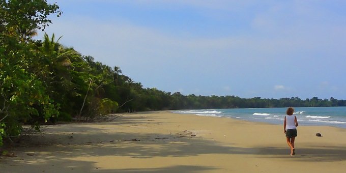 Indulge in the natural beauty of sugary beaches, palm trees and wildlife of Playa Cahuita. This Caribbean classic will charm you with its laid back atmosphere.